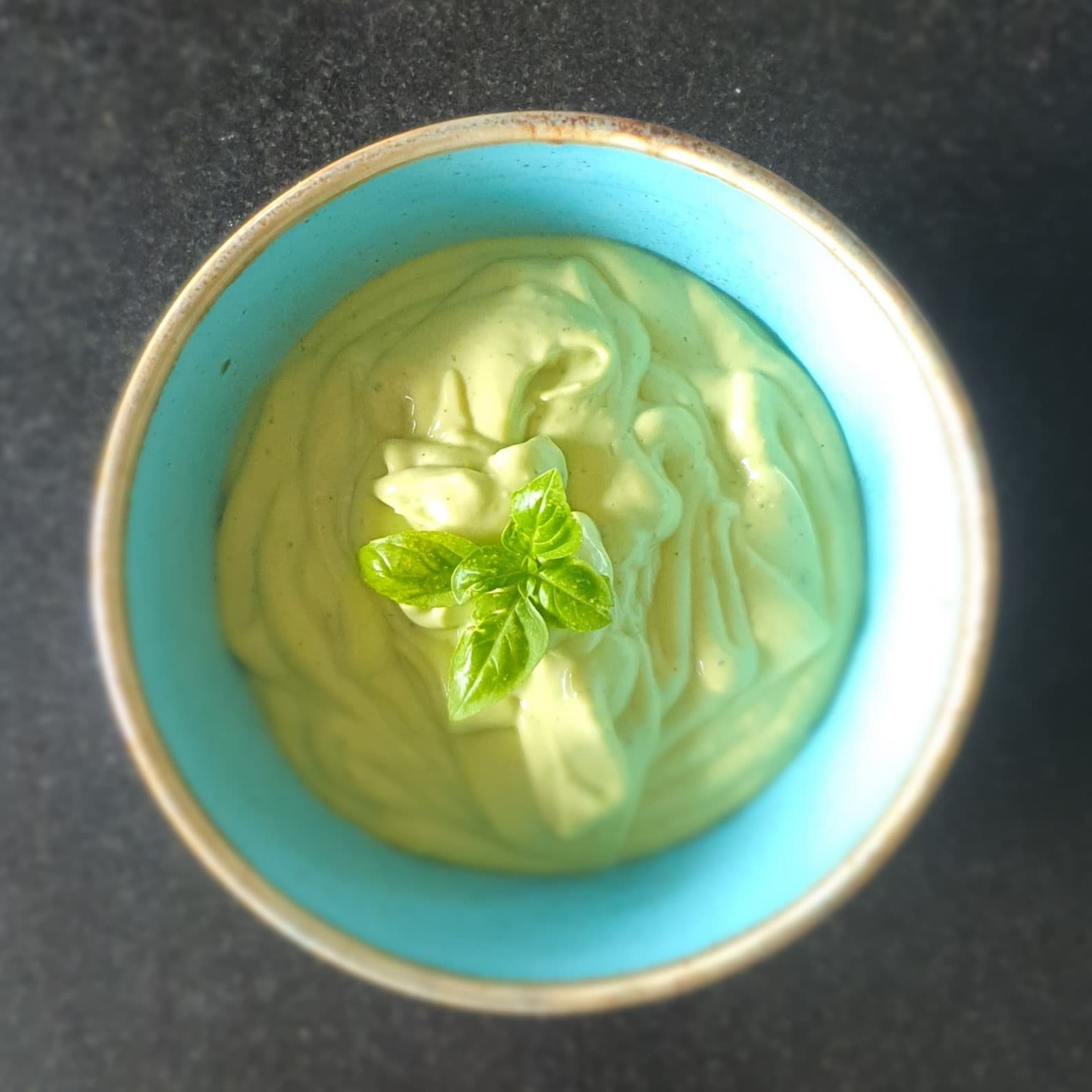 Avokaado-jogurti salatikaste